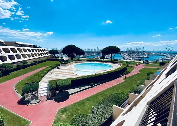 Дом отдыха Le Port Camargue - 2 Bedrooms Air Conditioning Terrace And Swimming Pool! Ле-Гро-дю-Руа